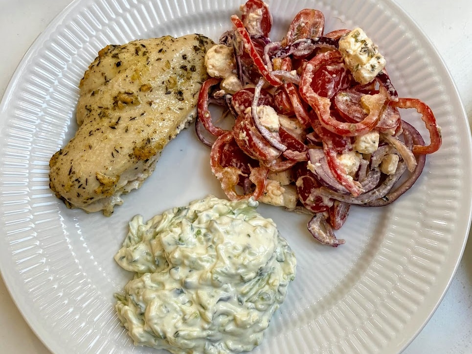 Græsk kylling med græsk salat og tzatziki