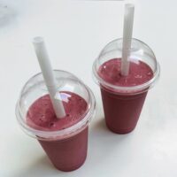 Smoothie med jordbær, hindbær og banan